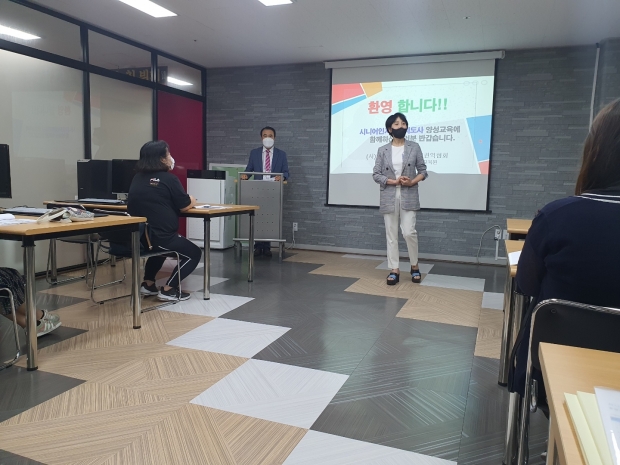 ▲ 2021년 시니어인지행동지도사 양성과정에서 교육중인 대구광역시장애인권익협회 이수민 대표의 모습이다.(사진재공 =대구광역시장애인권익협회)