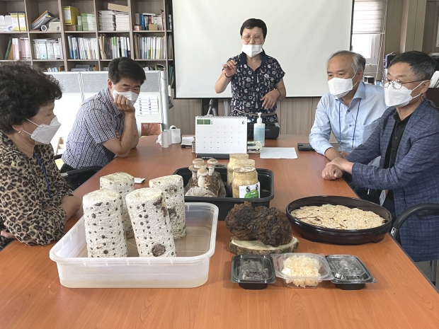경주시농업기술센터에서 지난 18일 경주 및 타 지역의 도시민 20명을 대상으로 ‘귀농귀촌 체험 팸투어(1차)’를 실시하고 있다