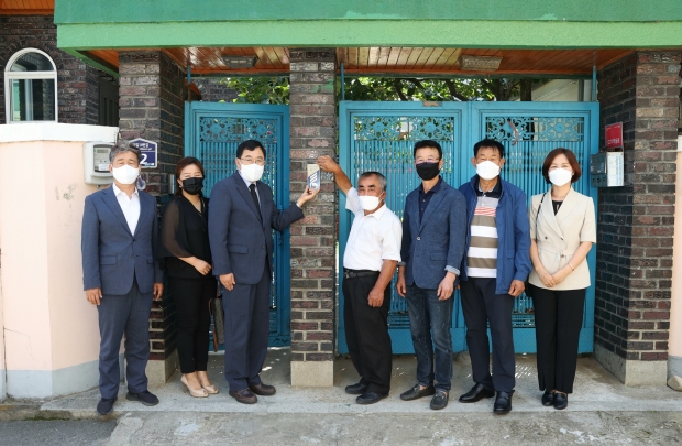 주낙영 경주시장이 국가유공자 유족 가정을 방문해 ‘국가유공자 명패’를 달아드리고 기념촬영을 하고 있다