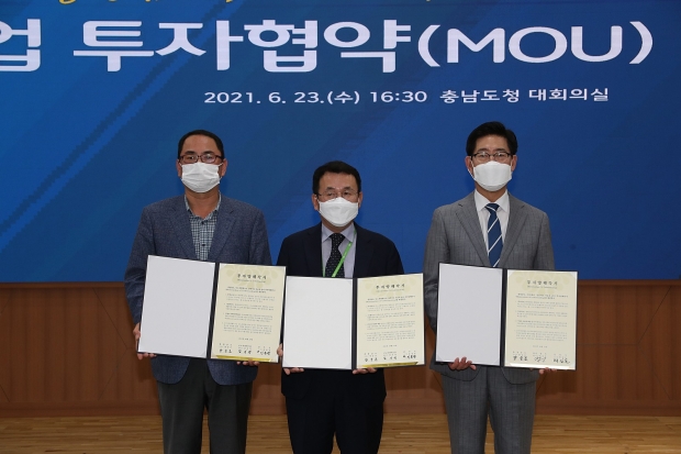 사진 오른쪽부터 양승조 지사, 김지석 대표, 이존관 부시장