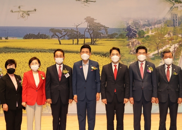 왼쪽부터 강필순 포항시의원, 김정재 국회의원, 배영흥 (사)경북친환경농업인포항시연합회 회장, 이강덕 포항시장, 김병욱 국회의원, 정해종 포항시의회 의장, 김희수 경상북도의회 부의장
