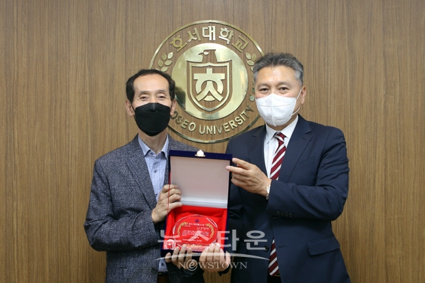호서대학교  김대현 총장(우측)이 셔틀버스 운행 중 심정지 학생에게 심폐소생술을 실시하여 생명을 구한 박진수 기사(좌측)에게 ‘호서 의인상’을 수여했다.