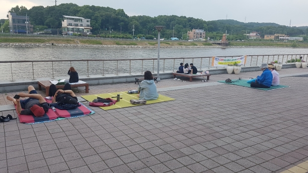 한가롭게 힐링을 즐기는 시민들 모습