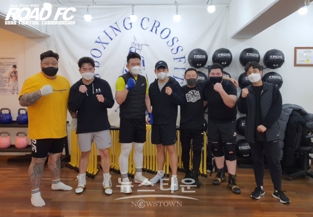 왼쪽부터 김재훈, 윤연희, 윤형빈, 이규원 관장, 안일권