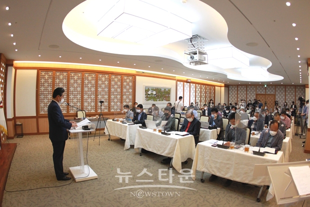 김홍장 당진시장은 당진의 미래를 보장할 수 있는 새로운 혁신성장 산업을 적극 육성하고 탄소사회에서 넷-제로(Net-Zero) 사회로의 대변혁을 시민과 함께 만들어가겠다고 밝혔다.