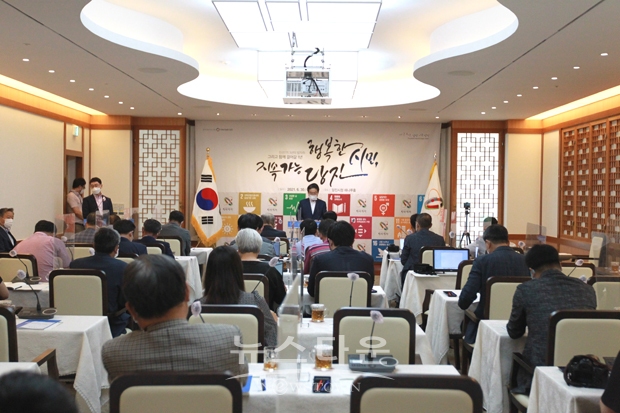 김홍장 당진시장은 공약사항 이행과 당진 대전환을 위한 개혁과제의 차질 없는 완수 의지를 밝히며, 시민 주권 시대, 위대한 17만 시민과 함께 더 큰 도약 살맛나는 지속가능한 당진을 반드시 완성하겠다고 강조했다.