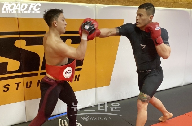 ROAD FC 챔피언 등극 예고한 황인수 “김동현 관장님께 배운 모든 걸 보여줄 것”