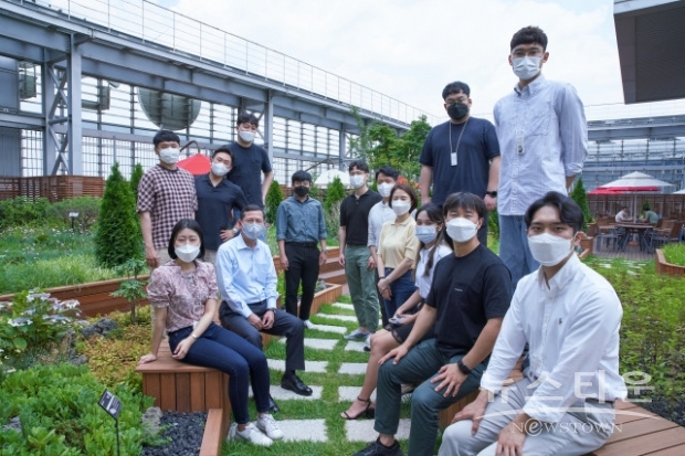 왼쪽 앞줄 두번째 임영진 신한카드 사장이 신한카드 본사 옥상정원에서 MZ세대 직원들과 함께 최근 주요 현황에 대해 논의 후 기념 촬영(사진 : 신한카드)