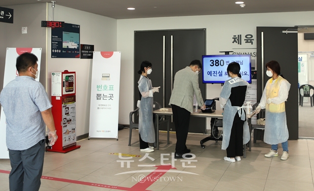 아산이순신종합운동장 예방접종센에서 호서대학교 재학생들이 자원봉사를 펼치고 있는 모습