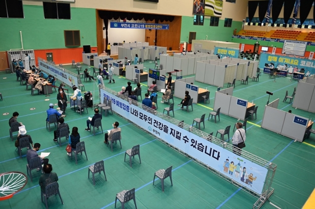송내사회체육관 예방접종2센터에 백신접종 대상자가 대기하는 모습