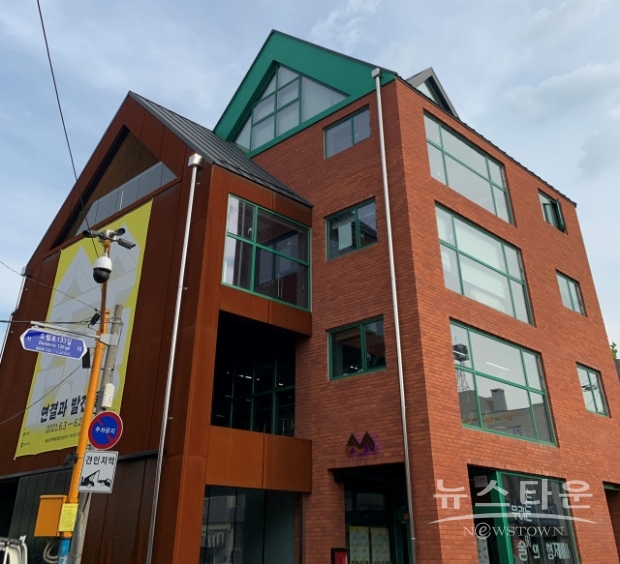 문래창작촌 중심에서 쉽게 찾아갈 수 있는 술술센터(사진 : 영등포문화재단)