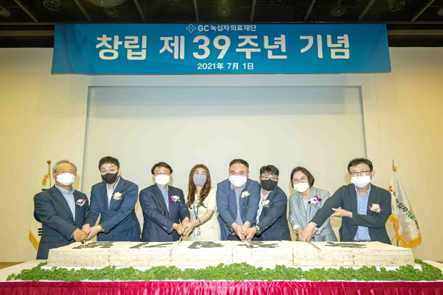 지난 1일 경기도 용인 소재 GC녹십자 R&D센터 강당에서 열린 ‘GC녹십자의료재단 39주년 창립기념식’에서 허일섭 GC녹십자 회장(왼쪽에서 세번째), 이은희 GC녹십자의료재단 이사장(오른쪽에서 두번째), 김상만 GC녹십자아이메드 원장(오른쪽에서 첫번째) 등 주요 참석자들이 기념 촬영을 하고 있다.