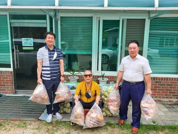 ▲ 폭염이 펼쳐지는 무더위에 이웃사랑 봉사에 미친 세사람 정덕주, 이강문, 서영우.