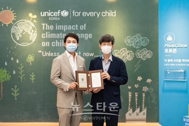 △7월 5일 마포구 소재 유니세프한국위원회에서 진행된 기금 전달식에 참석한 이종욱 강남글로벌서울안과 대표원장(왼쪽)과 이기철 유니세프한국위원회 사무총장(오른쪽) (사진제공=유니세프한국위원회)