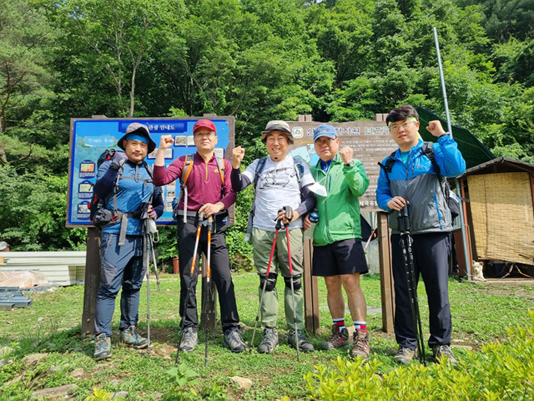 사진속에 직원은 모두 1차 백신접종을 맞았다