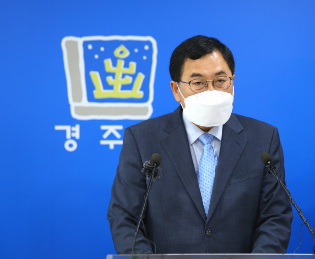 주낙영 시장이 8일 오전 경주시청 프레스룸에서 언론 브리핑을 갖고 다음달 11일 경주에서 개최될 ‘화랑대기 전국유소년축구대회’와 관련해 기자들에게 설명하고 있다.