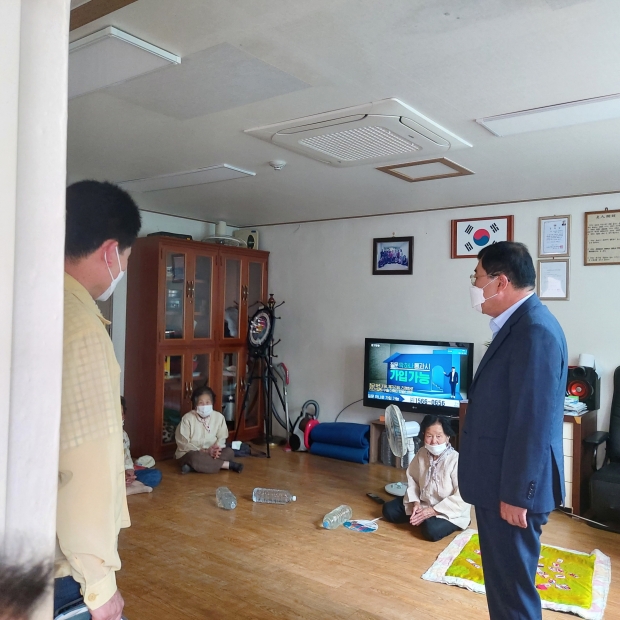 주낙영 경주시장이 대한노인회 경주시지회를 방문해 어르신들의 안부를 묻고 있다