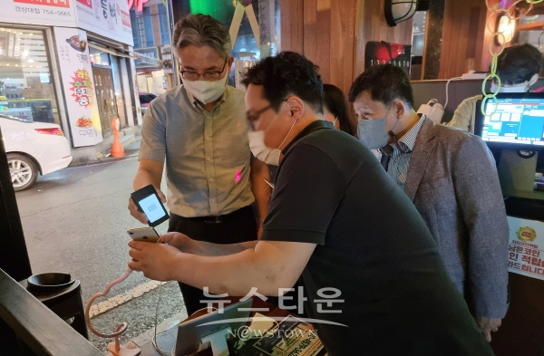 신종우 진주시 부시장이 청년 밀집업소 현장을 특별점검하고 있다.