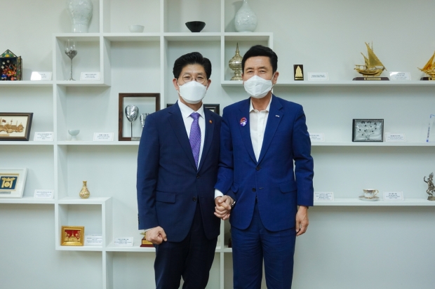 지난 6월 28일 이강덕 포항시장(오른쪽)이 노형국 국토교통부장관(왼쪽)을 만나 동해선 KTX 증편의 필요성과 수서행 KTX 신설을 적극 건의했다.