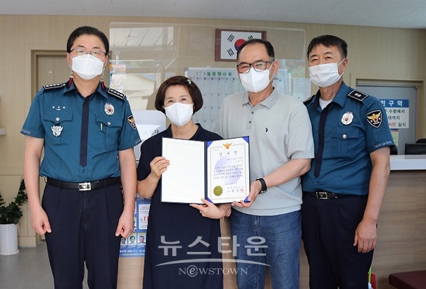 부여경찰서가 7월 13일 유튜브 채널 “영자씨의 부엌” 운영자에게 전화금융사기 예방 홍보 유공으로 최복락 경찰서장이 직접 감사장을 전달했다.