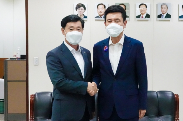 오른쪽 이강덕 포항시장