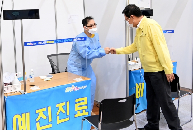 박남춘 인천광역시장이 16일 인천대학교 제물포캠퍼스 예체능관에 마련된 미추홀구 예방접종센터를 찾아 관계자들을 격려하고 있다.