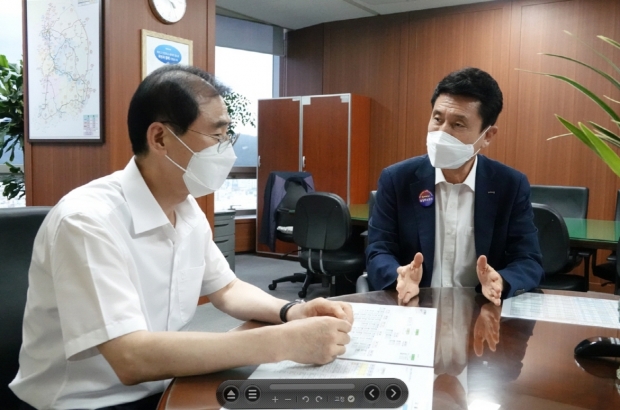 왼쪽부터 국가철도공단 시설본부장 신형하, 이강덕 포항시장
