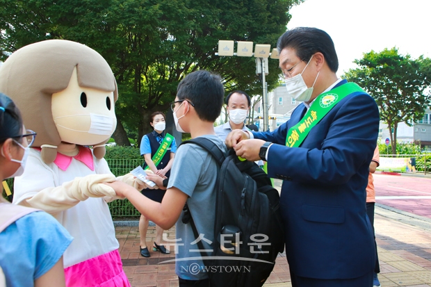 7월 20일 오전 원당초등학교 앞에서 김홍장 당진시장이 등교하는 학생들의 가방에 교통안전용품 ‘옐로카드’를 직접 달아주며 교통안전에 대한 홍보 활동을 전개했다.
