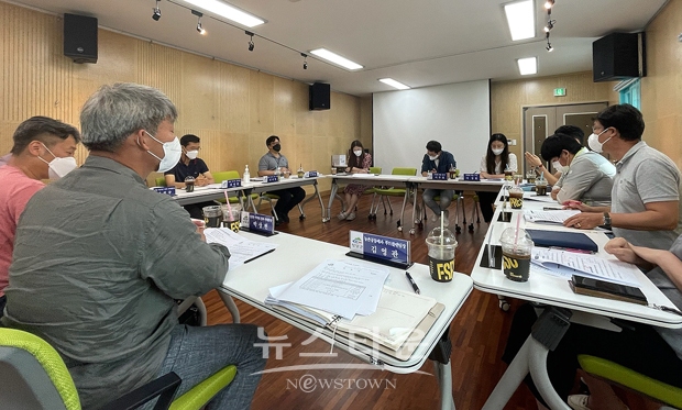 청양군이 지난 7월 20일 청양읍 청춘거리에 있는 문화춘추관 회의실에서 지속 가능한 안전 먹거리 공급체계 구축을 위한 먹거리위원회 2차 분과장 회의를 열고 생산자 소득보장, 차별화된 메뉴 개발 등 발전방안을 논의했다.