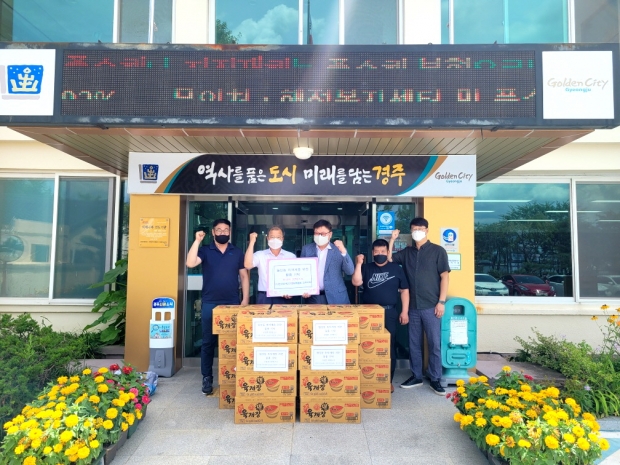 (사)한국장애인교통문화협회 경주지회에서 월성동을 방문해 라면 20박스를 기탁하는 모습
