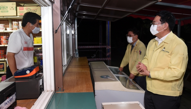 박남춘 인천광역시장이 22일 미추홀구 수봉공원에서 경관조명 소등에 따른 공원 이용 상황 등을 점검하고 상인 의견을 듣고 있다.