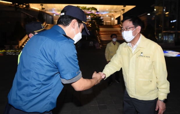 박남춘 인천광역시장이 22일 남동구 인천예술회관 광장에서 공원 내 심야 음주 금지 단속 관계자를 격려하고 있다.