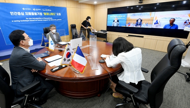 박남춘 인천광역시장이 22일 시청 접견실에서 온라인으로 진행된 '인천광역시·인천광역치매센터↔프랑스 국제 지네스트-마레스커티(IGM), 휴머니티드 도입 양해각서 체결식'에서 인사말을 하고 있다.