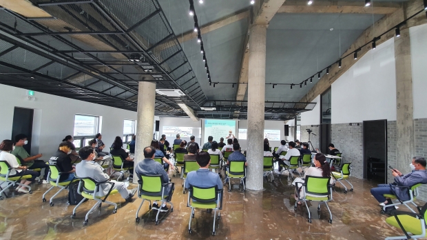 경주시와 (재)경주문화재단 문화도시사업단이 지난 23일 황리단길 생활문화센터에서 ‘경주, 시민이 만들어가는 문화도시 소통포럼’을 진행하고 있다