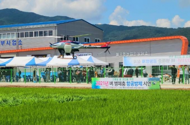 경주시가 27일 남부농기계임대사업소에서 벼 병해충 공동방제를 위한 시연회를 열고 기념촬영을 하고 있다