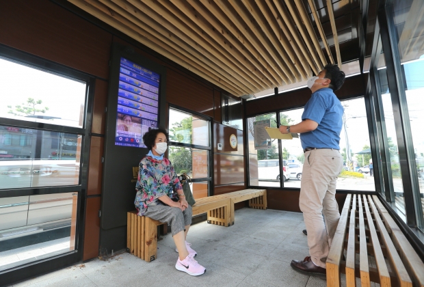 시립도서관 앞 미세먼지 안심 시내버스 정류장 실내 모습