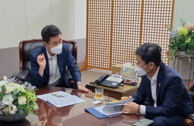 왼쪽부터 이강덕 포항시장, 안도걸 기획재정부 제2차관