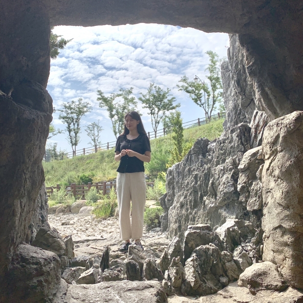 방문객이 화랑마을 동굴에서 사진을 찍고 있다