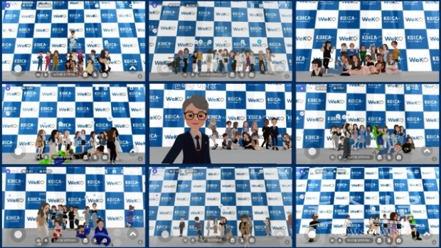 코이카 위코 3기 온라인 메타버스 발대식 현장에 마련된 가상의 포토존에서 손혁상 이사장 캐릭터와 위코 3기 서포터즈 캐릭터가 함께 기념 촬영을 하고 있다