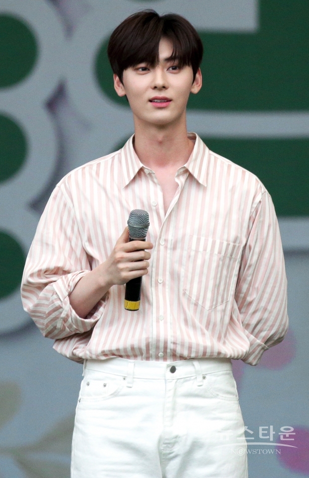 뉴이스트 황민현의 팬들이 8월 9일 생일을 기념해 캄보디아에 우물을 기증