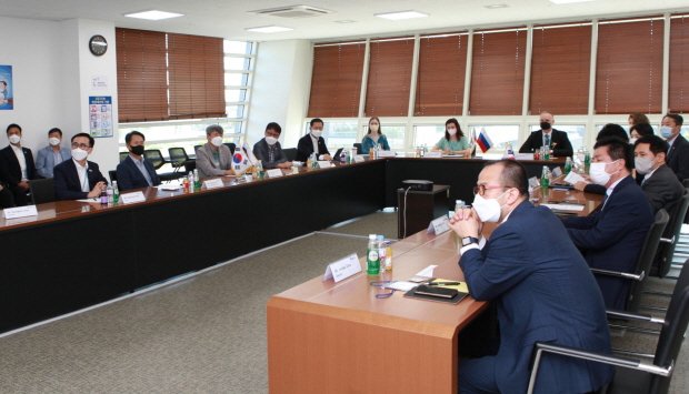사진 캡션 : 8월 9일 오전 러시아 기술진과 스푸트니크 백신 컨소시엄 관계자들이 모여 킥오프 회의를 하고 있는 모습, 사진 가운데 양국 국기 오른쪽이 드미트리 쿨리쉬(Dmitry Kulish) 교수