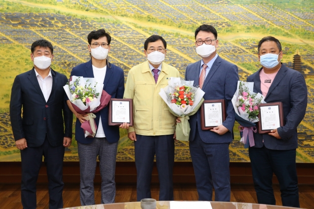 - 왼쪽에서 두 번째 한식부문 김창호 경주삼성생활예술고등학교 관광조리과 교사, 세 번째 주낙영 경주시장, 네 번째 양식부문 방형욱 경주위덕대학교 외식산업학부교수, 다섯 번째 복어부문 양광태 삼영식당 대표