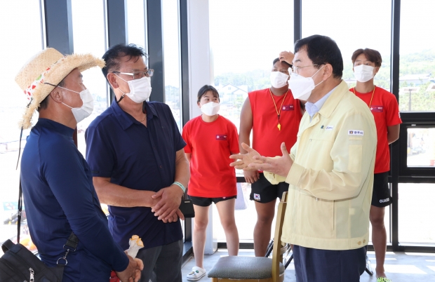 주낙영 경주시장은 지난 6일 지역 해수욕장을 찾아 코로나19 방역상황 등을 점검하고 있다