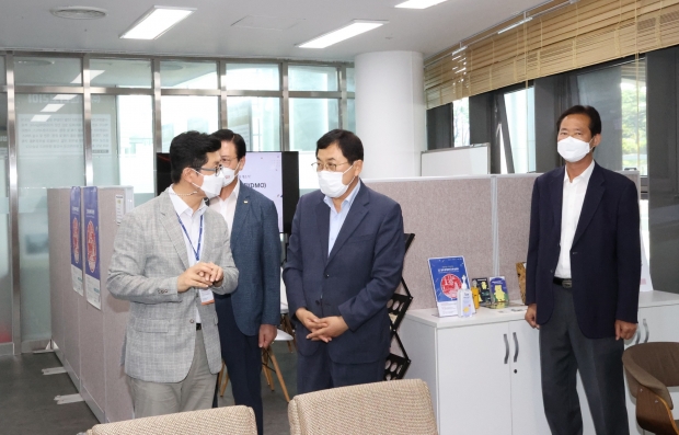 주낙영 경주시장은 지난 3일 경주화백컨벤션센터 ‘경주관광MICE육성센터’를 방문해 개소를 축하하고 센터 관계자 등을 격려하고 있다