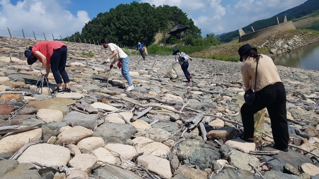 경주시 수도행정과 직원들로 구성된 ‘자원봉사단’이 7일 경주시 지방상수도 취수원인 덕동댐 주변의 자연정화 활동을 실시하고 있다.