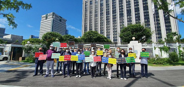 9일 물망초가 개최한 ‘인간 띠 잇기’ 행사 참석자들이 피켓 시위를 벌이고 있다. 물망초 제공