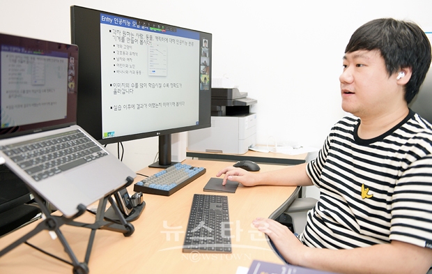 순천향대 사물인터넷학과 송태원 교수가 “Entry 언어를 이용한 머신 러닝”을 주제로 교육을 진행했다.