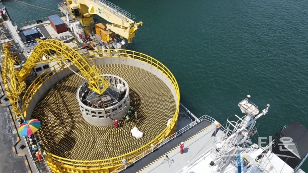 LS전선이 강원도 동해시 동해항에서 해저케이블을 선적하는 모습(사진 : LS전선)