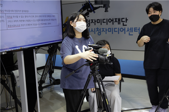 교육 참가자들이 ‘인천환경뉴스’ 영상 제작에 참여하고 있다