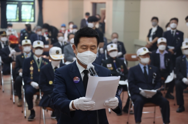 이강덕 포항시장이 추념사를 낭독하고 있다